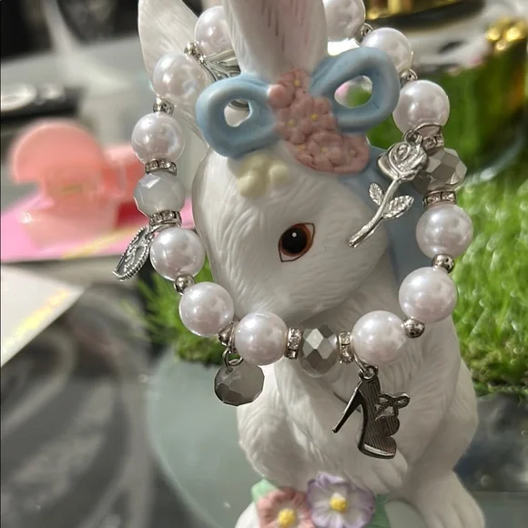 Elegant Silver and White Pearl Bracelet with Heart Charms - Picture 2 of 4